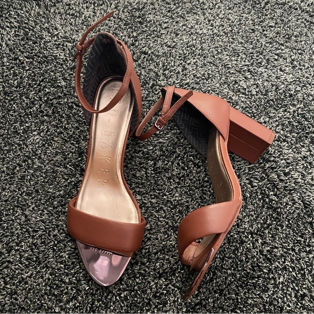 TED BAKER
Block-Heel Leather Sandals